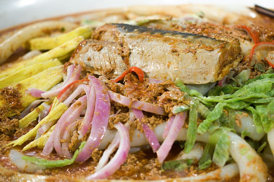 Don’t miss these yummy signature dishes in Singapore