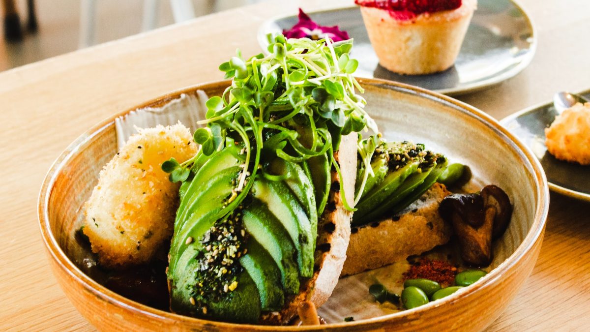 A Culinary Journey Comparing the Quality of Meals at Full-Service and Fast-Food Restaurants