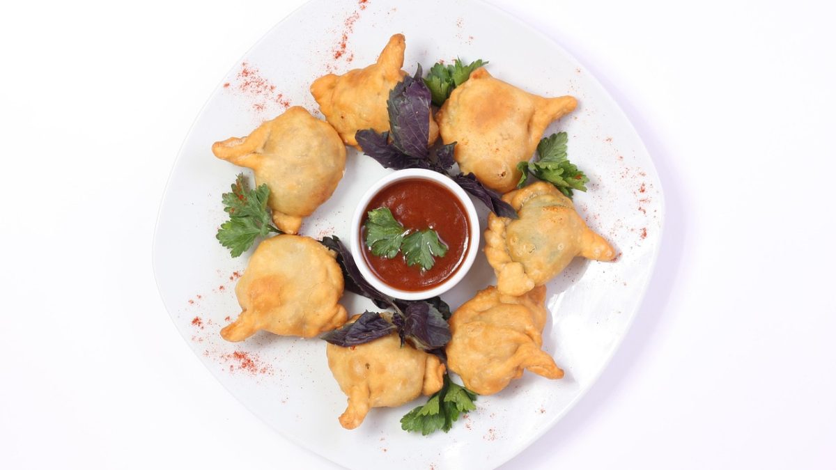 A Food Lover’s Journey: Must-Try Local Dishes in Dubai