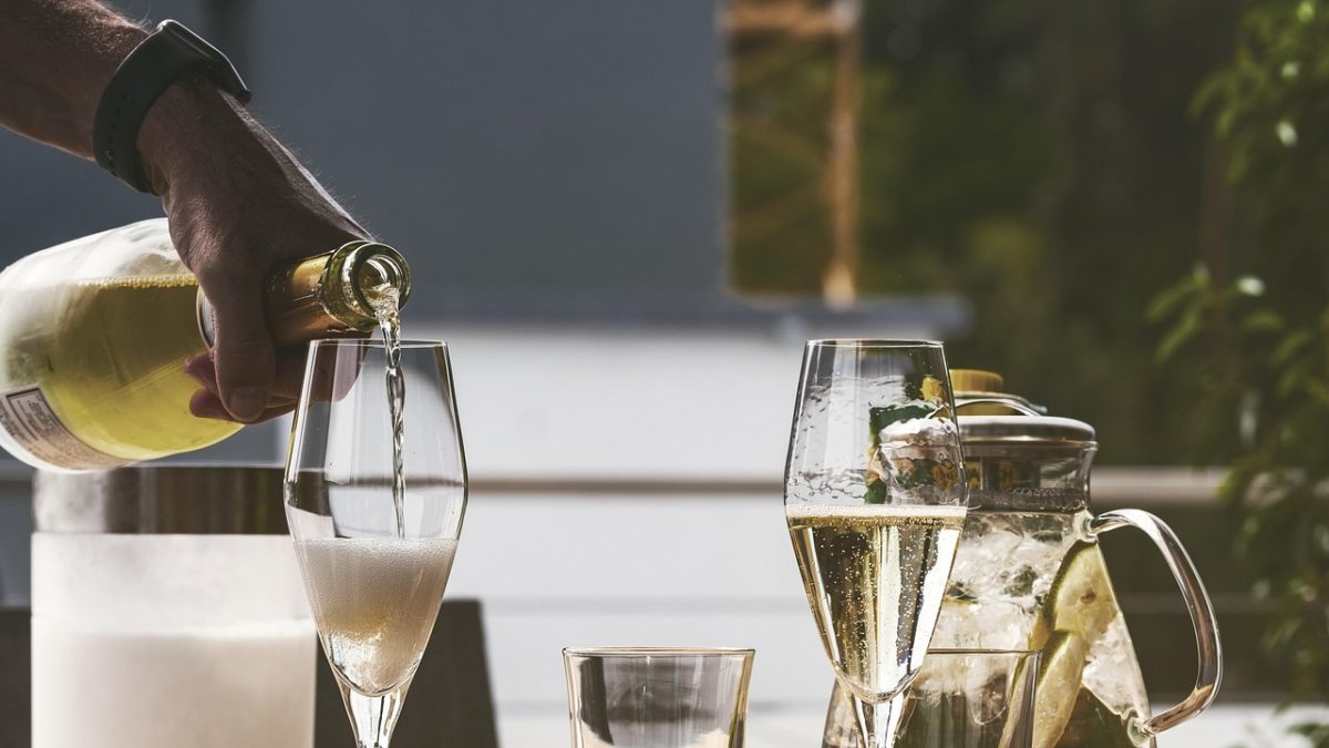 Dine Smart in Dubai: Must-Know Tips For First-Time Travellers