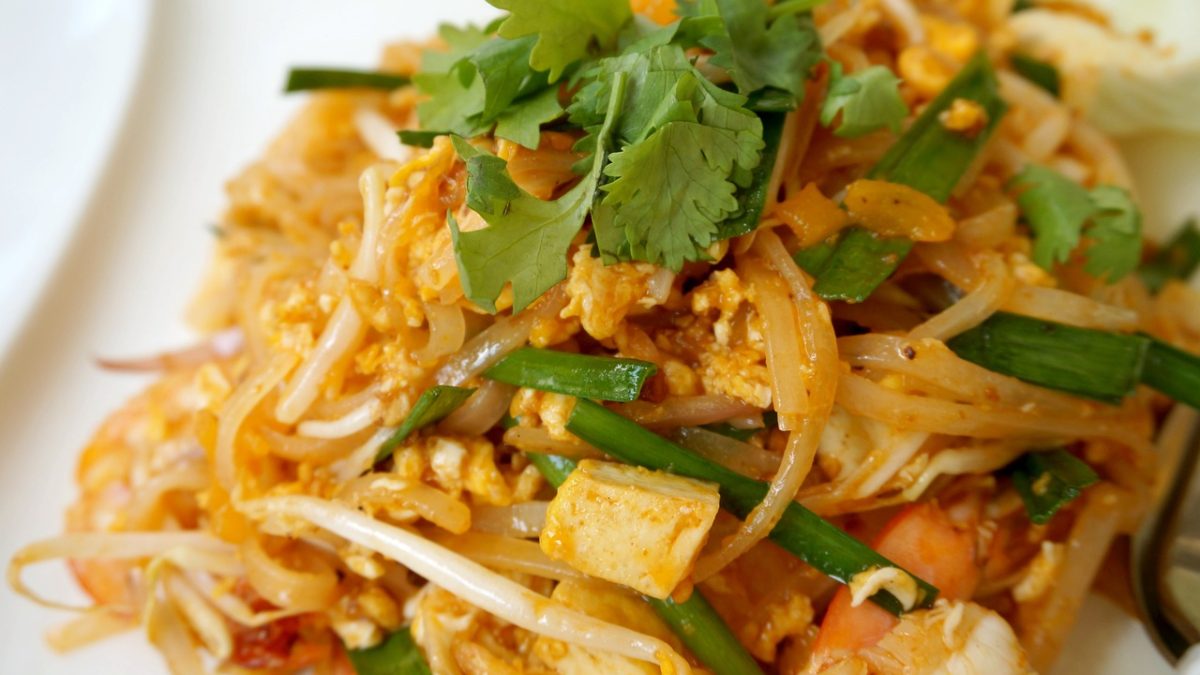 A Food Lover’s Guide to Bangkok: From Street Stalls to Rooftop Dining