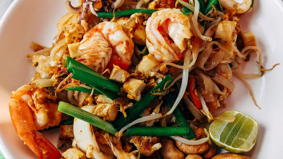 A Local Guide to Authentic Thai Cuisine: Must-Try Dishes and Where to Find Them in Khao Lak – Savour delicious Thai dishes!
